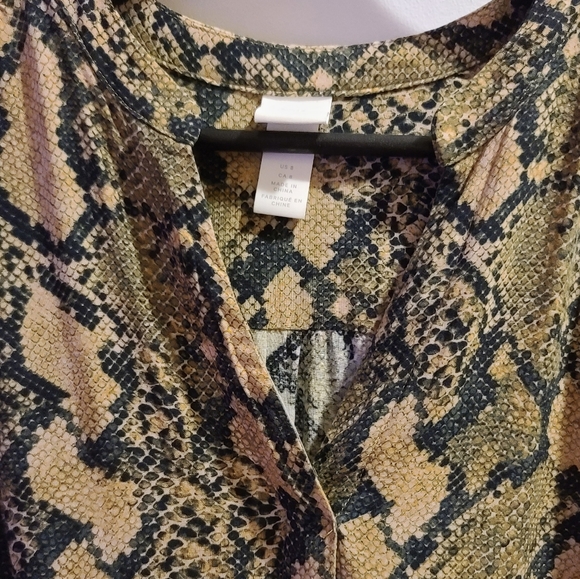 🍒2/$30- Snake Print Tunic - Picture 6 of 14